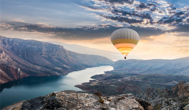 hot-air-balloons-flying-over-the-botan-canyon-in-turkey.jpg